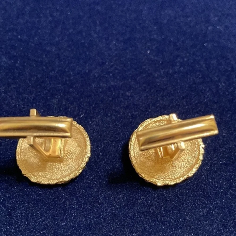 Men’s gold tone crusted round cufflinks with solitaire shaped white crystal